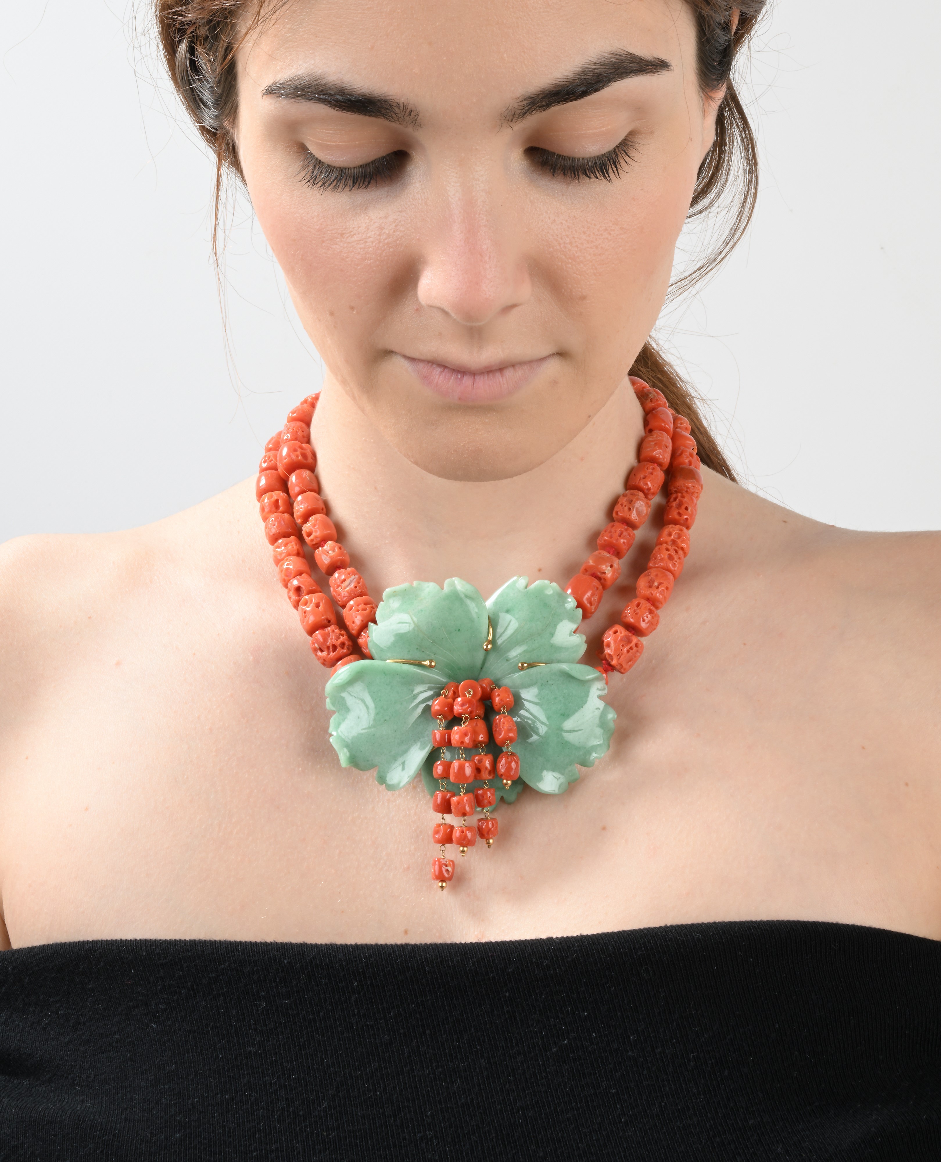 Collana in oro, corallo e giada
