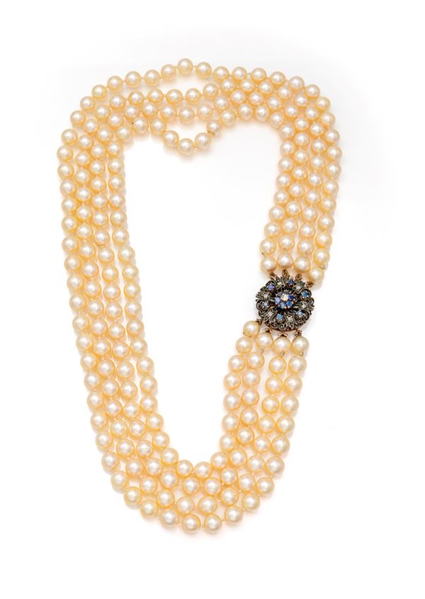 Collana di perle, oro, argento, diamanti e zaffiri