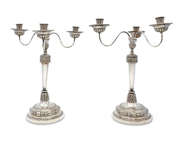 Coppia di candelabri a doppio uso in argento a tre luci