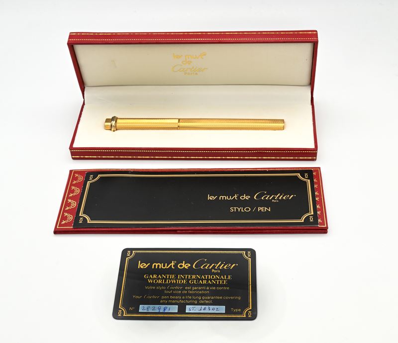 Cartier, Penna a sfera Must de in metallo placcato oro giallo con lavorazione guilloché, 1981