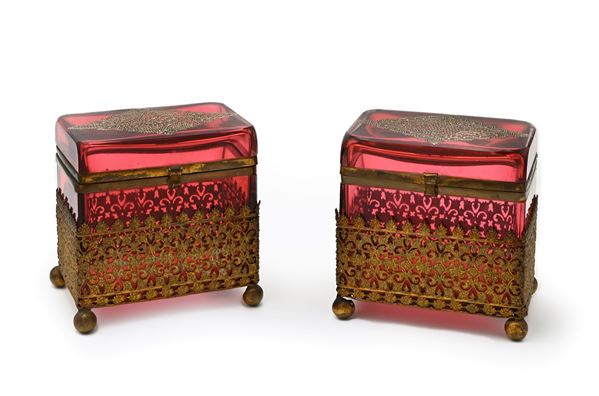 Coppia di scatole portagioie in cristallo rosso molato e metallo dorato, Francia, inizi XX secolo