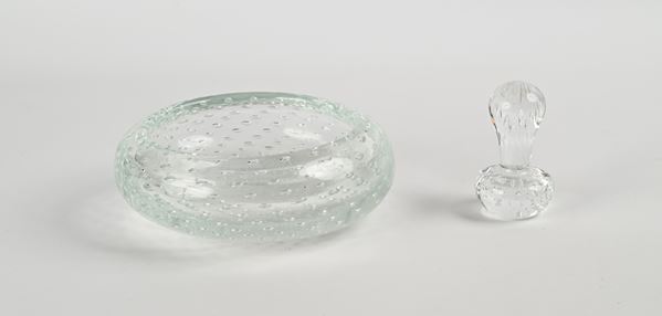 Posacenere e pestello in vetro pesante incolore con inclusioni di bolle