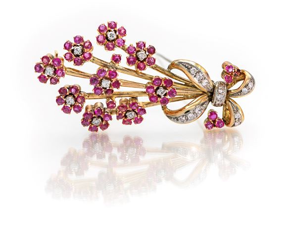 Spilla a ramo in oro, brillanti e rubini