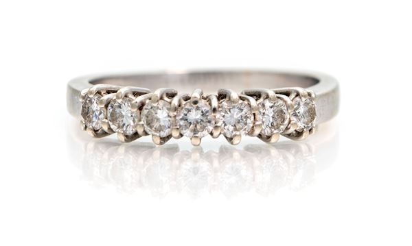 Anello a riviera in oro e brillanti