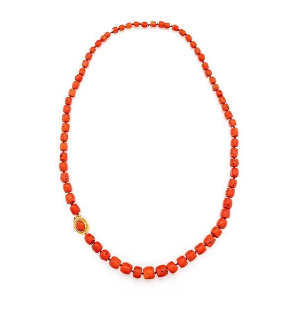 Collana di corallo rosso e oro