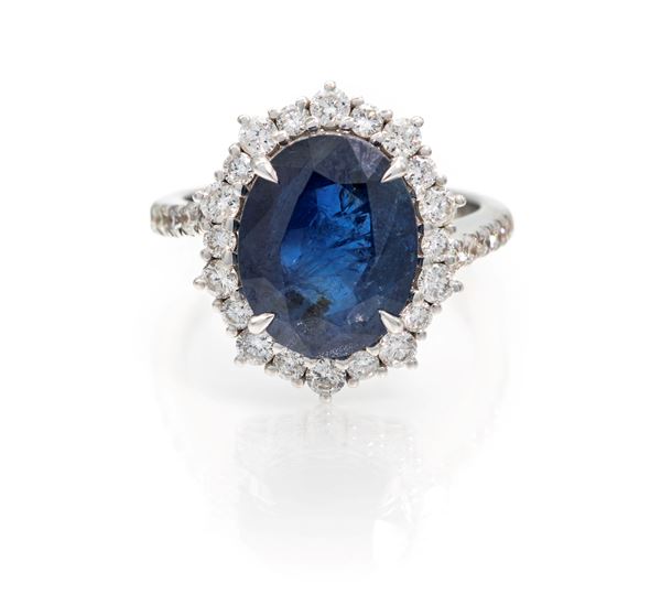 Anello in oro, zaffiro e brillanti