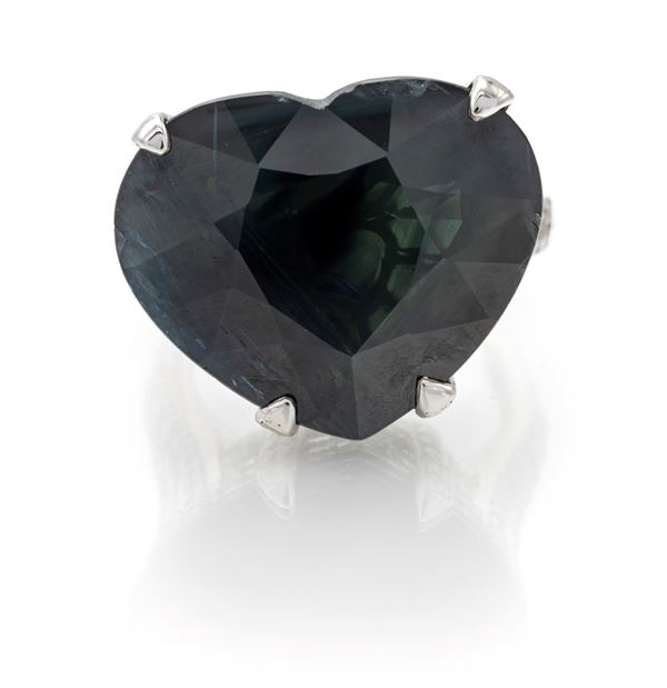 Anello in oro, brillanti e zaffiro centrale