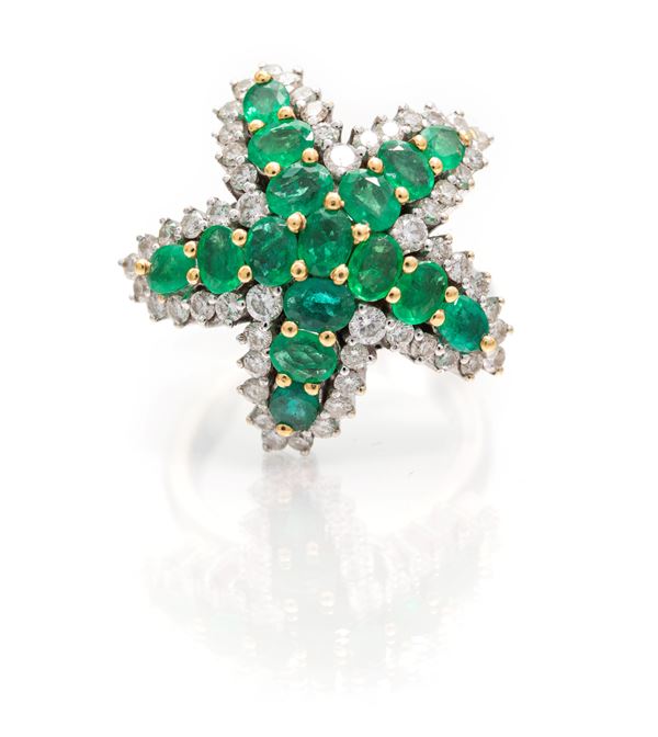 Anello a stella in oro, brillanti e smeraldi