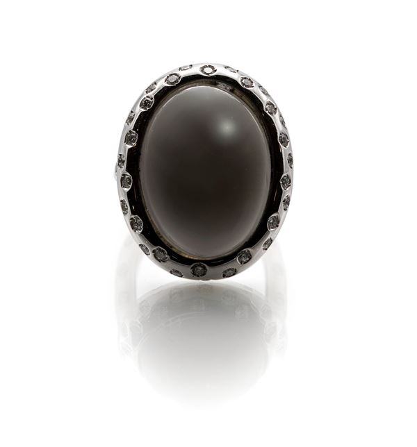 Anello in oro, pietra centrale e brillanti