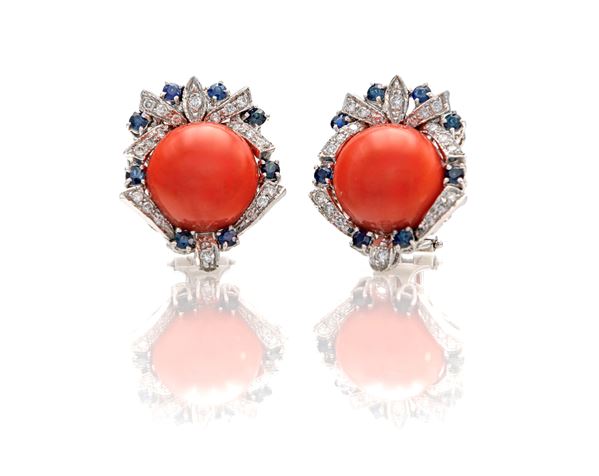 Coppia di orecchini in oro, corallo, diamanti e zaffiri