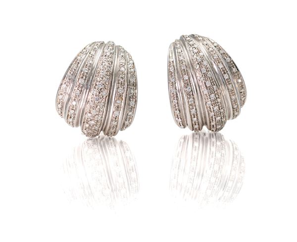 Coppia di orecchini in oro e brillanti