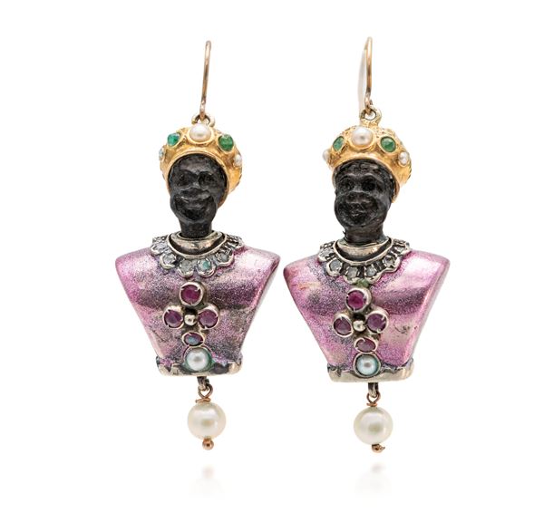 Coppia di orecchini moretti in oro, argento rubini, smeraldi e perle