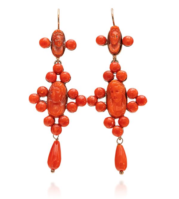 Coppia di orecchini in oro, argento, corallo