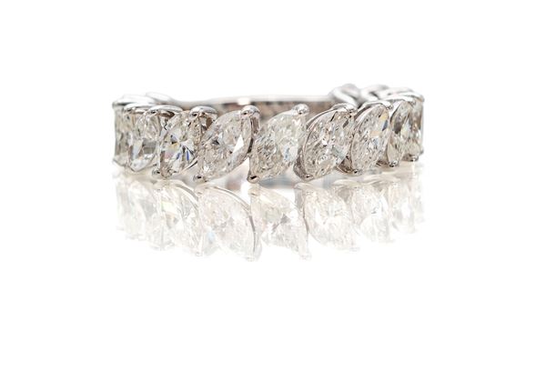 Anello a riviera in oro e diamanti in taglio navette