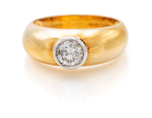 Anello in oro e brillante solitario