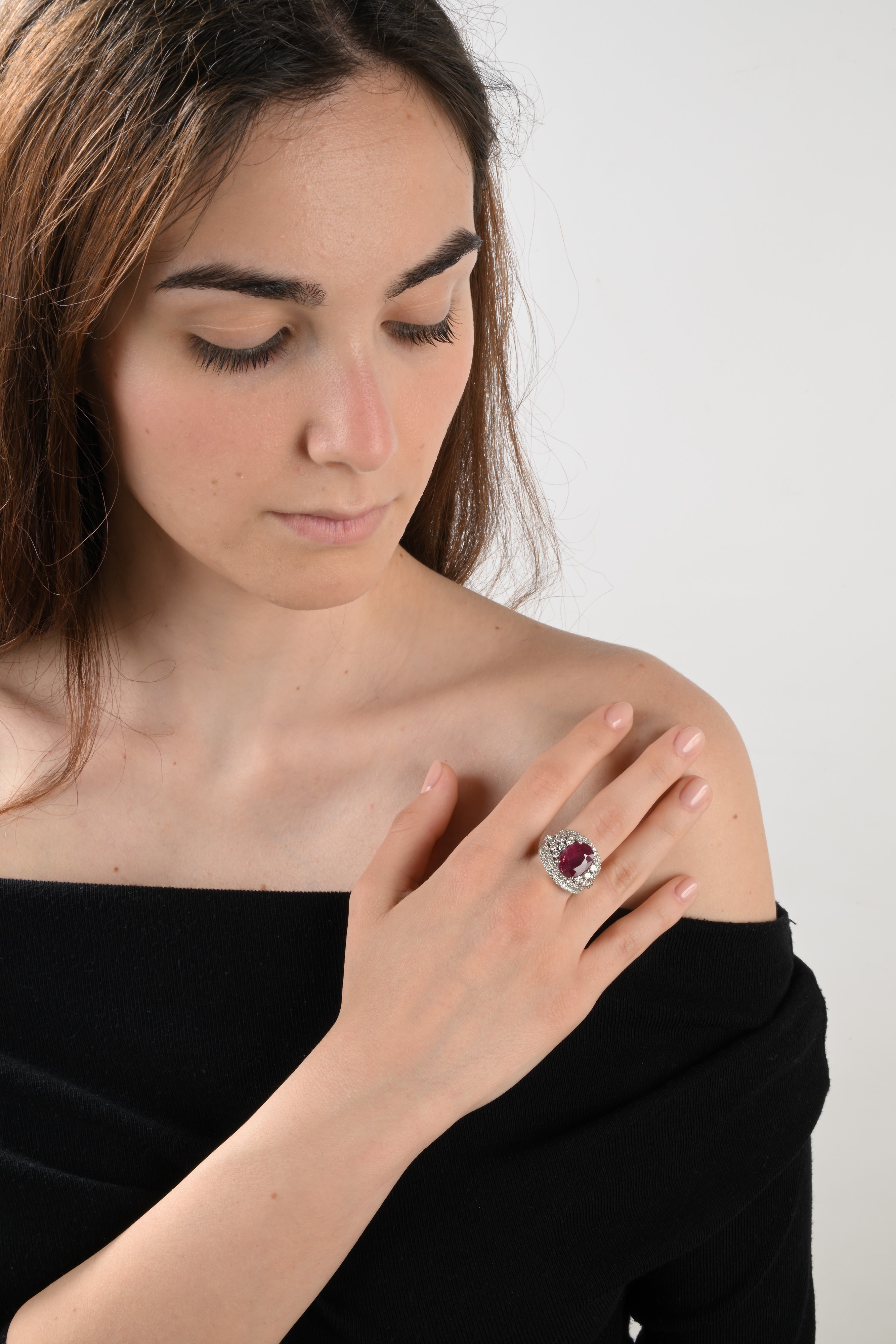 Anello a Fascia in Oro, Brillanti e Grande Rubino