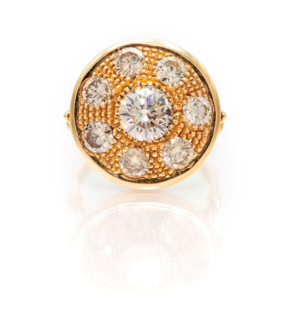 Anello a toppa in oro e brillanti