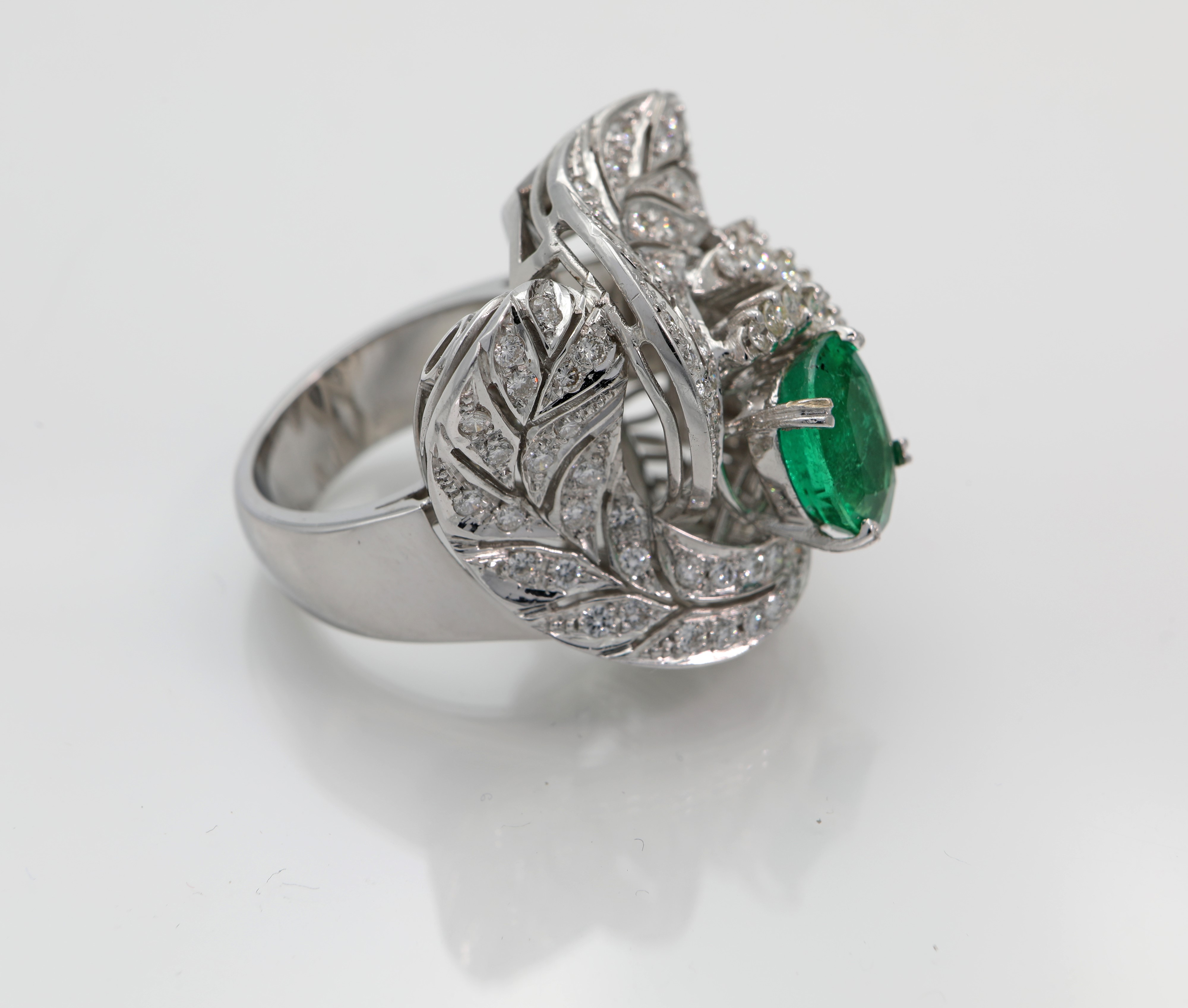Anello a Fiore in Oro, Smeraldo e Brillanti