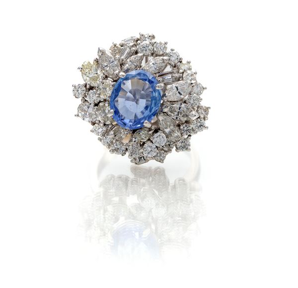 Anello a fiore in oro, zaffiro centrale e brillanti