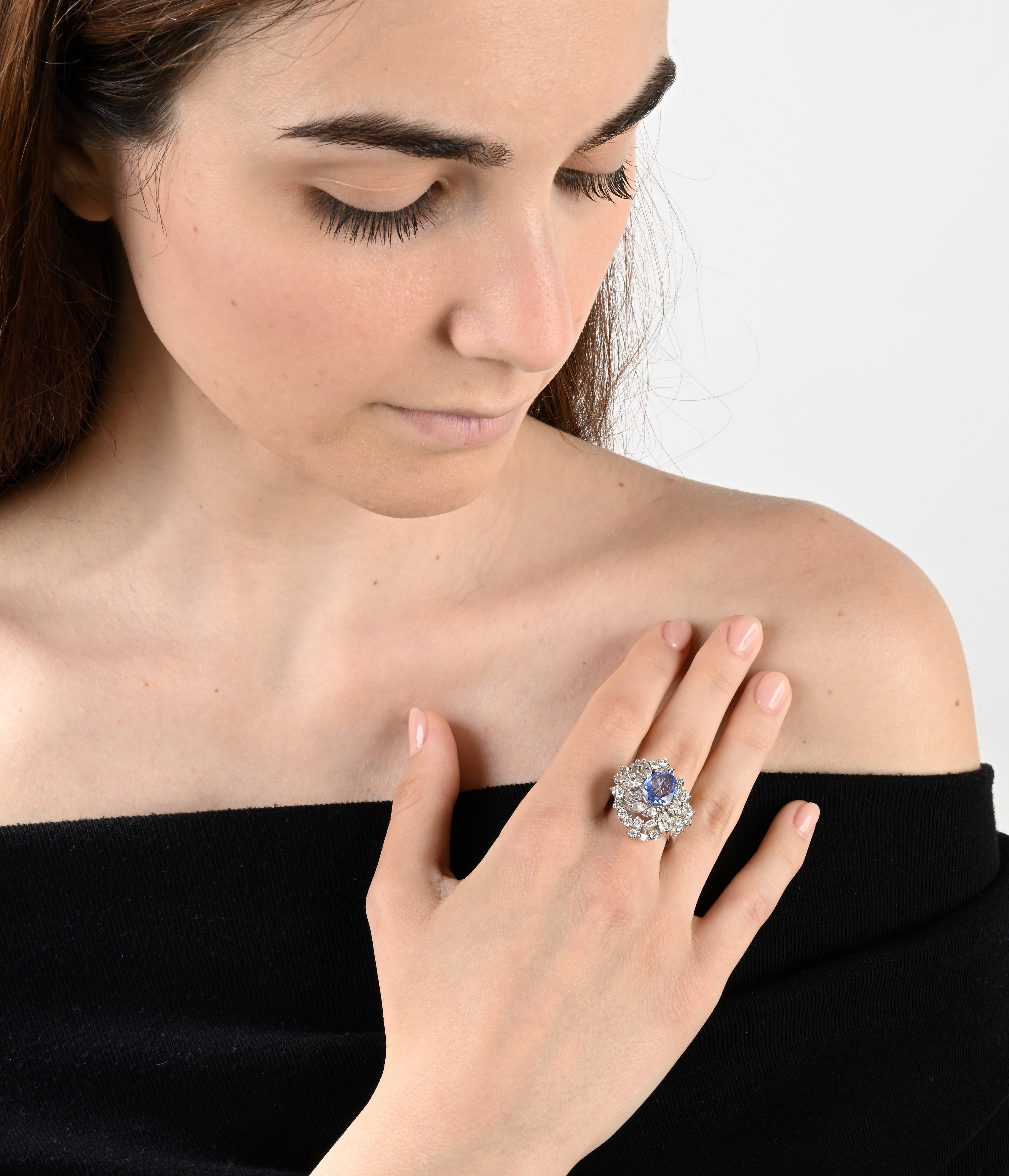Anello a Fiore in Oro, Zaffiro Centrale e Brillanti