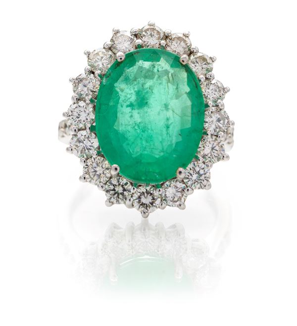 Anello in oro, smeraldo centrale e brillanti