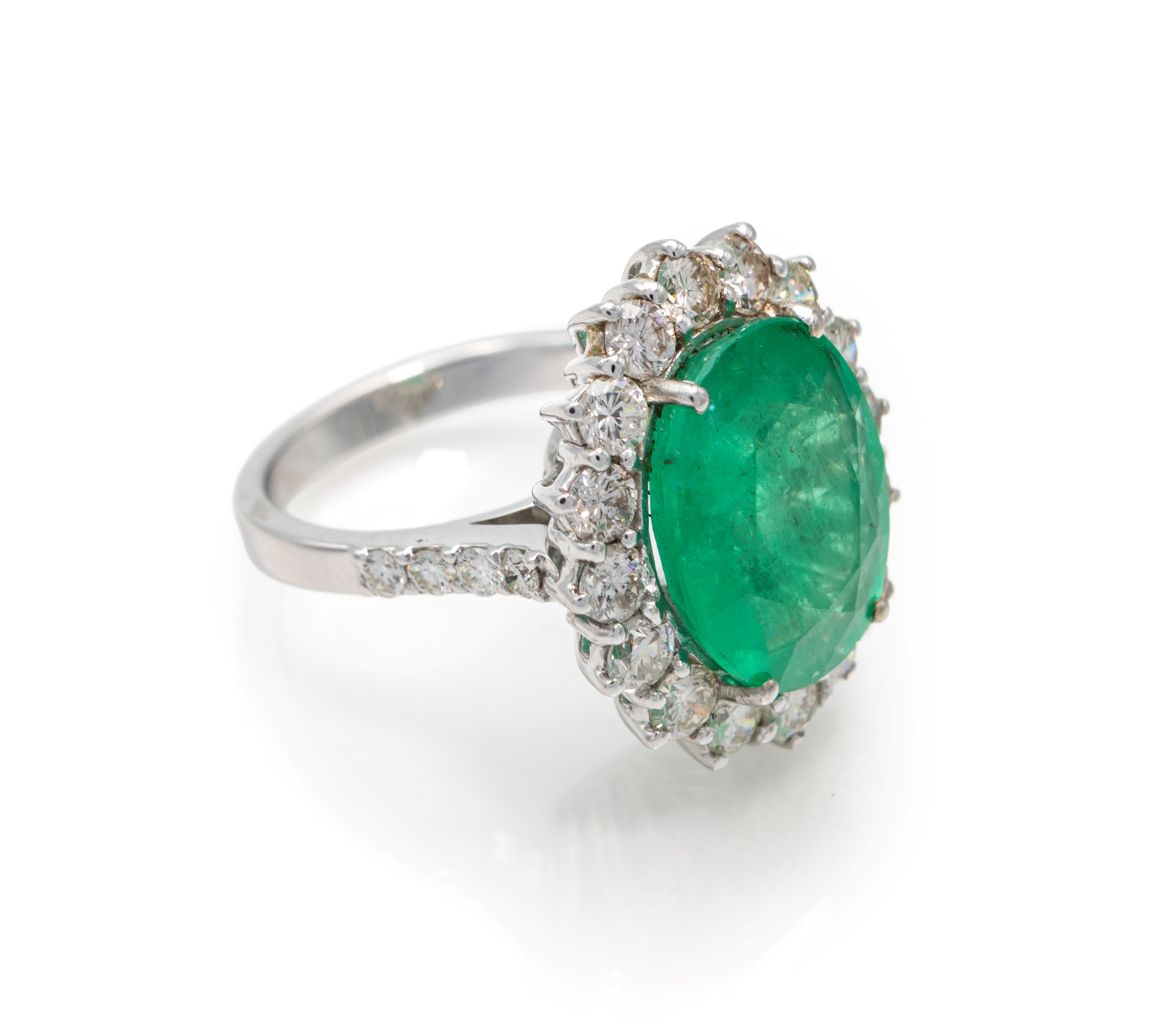Anello in Oro, Smeraldo Centrale e Brillanti