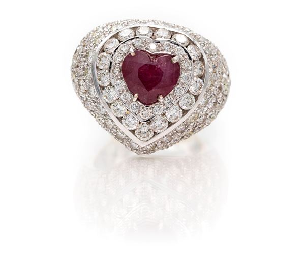 Anello da cocktail in oro, brillanti e rubino centrale