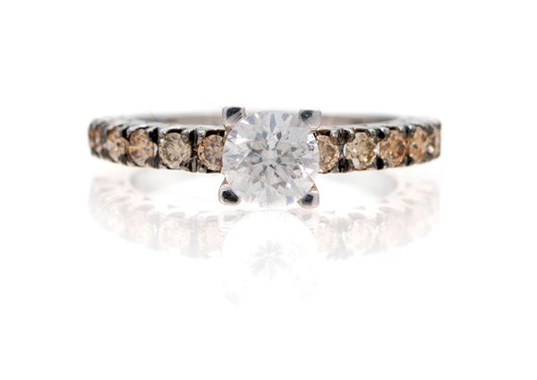 Anello a riviera in oro, brillanti e brillante solitario centrale