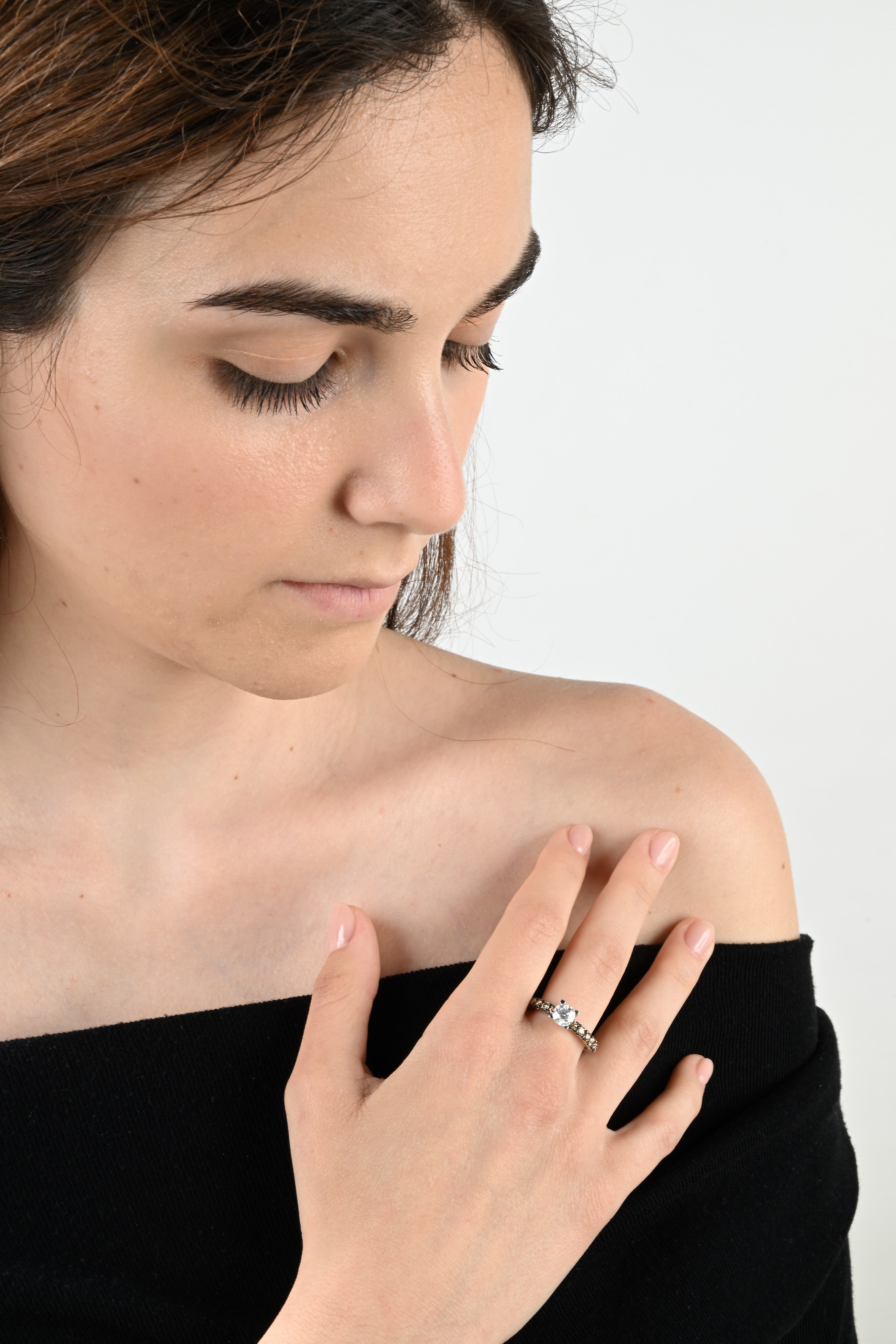 Anello a Riviera in Oro, Brillanti e Brillante Solitario Centrale