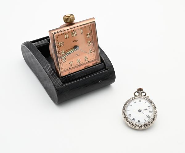 Anonimo Svizzero - Orologio monachina da tasca remontoir con cassa incisa e sbalzata in argento 925/000, scappamento ad ancora con bilanciere monometallico; Imhof - Orologio sveglia svizzero da tavolo in metallo, meccanismo 8 giorni con 15 rubini. Entro custodia originale in pelle con apertura a soffietto