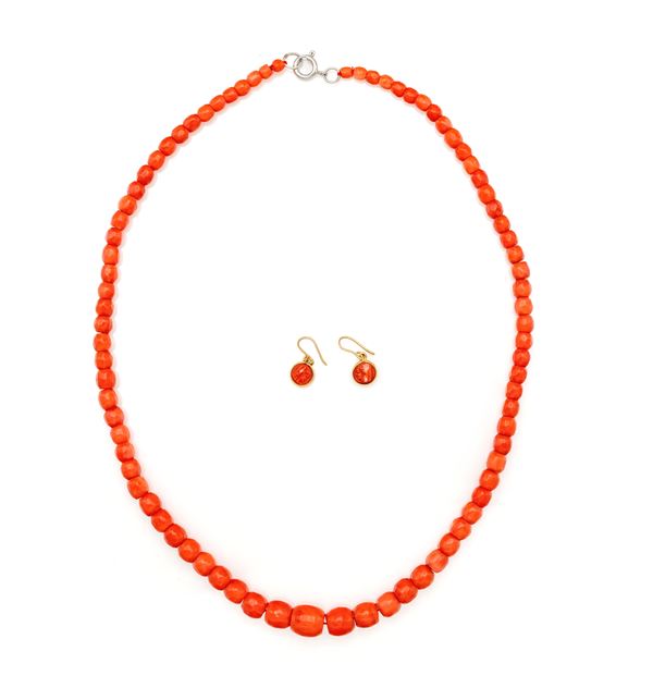 Collana e coppia di orecchini in corallo, oro e argento