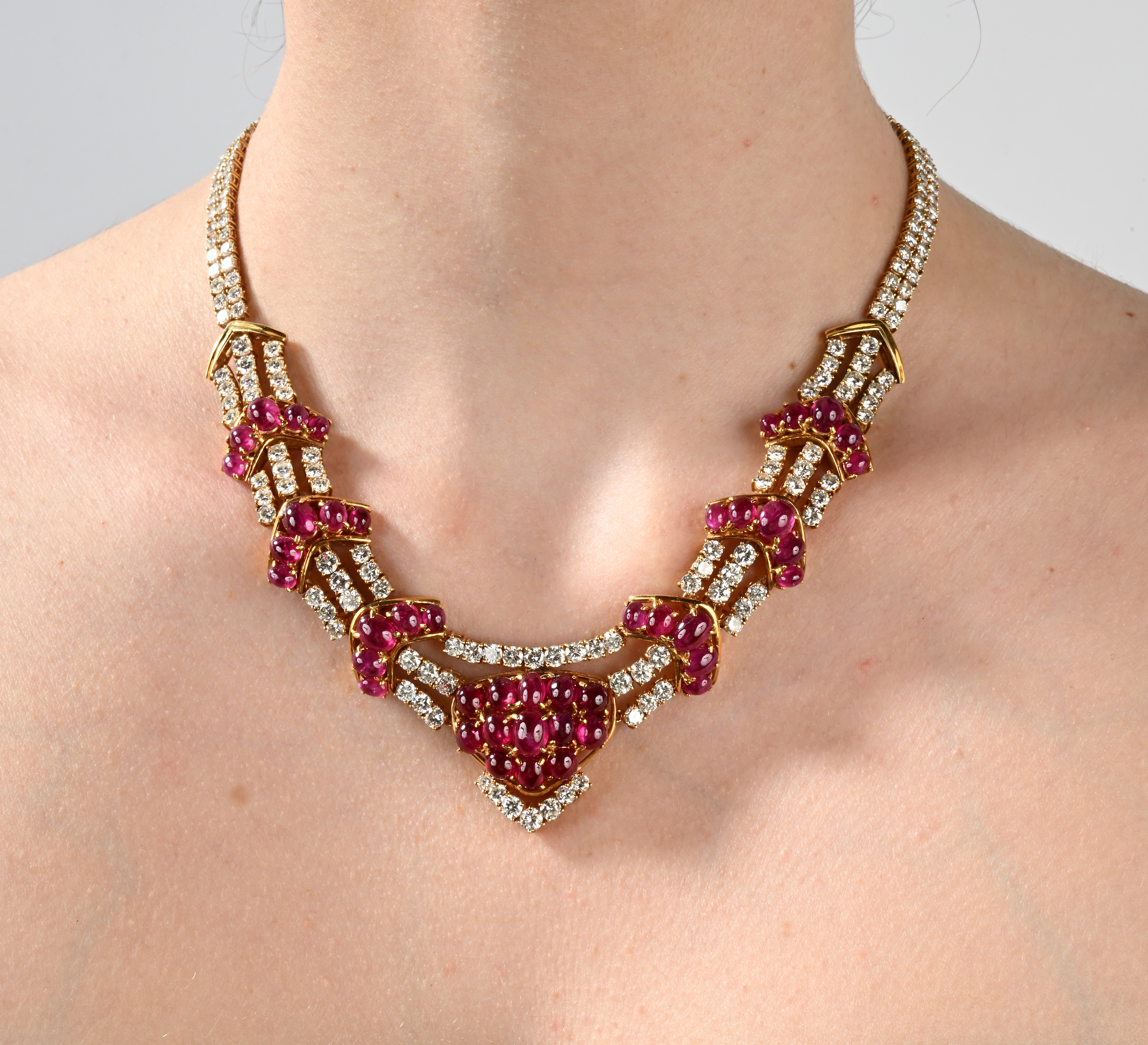 Importante Parure di Pettorale e Bracciale in Oro, Brillanti e Rubini Burma