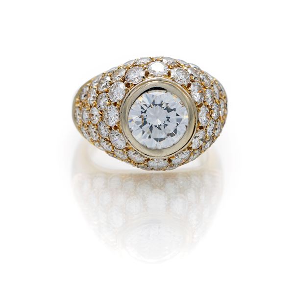 Anello chevalier in oro, brillante solitario e brillanti