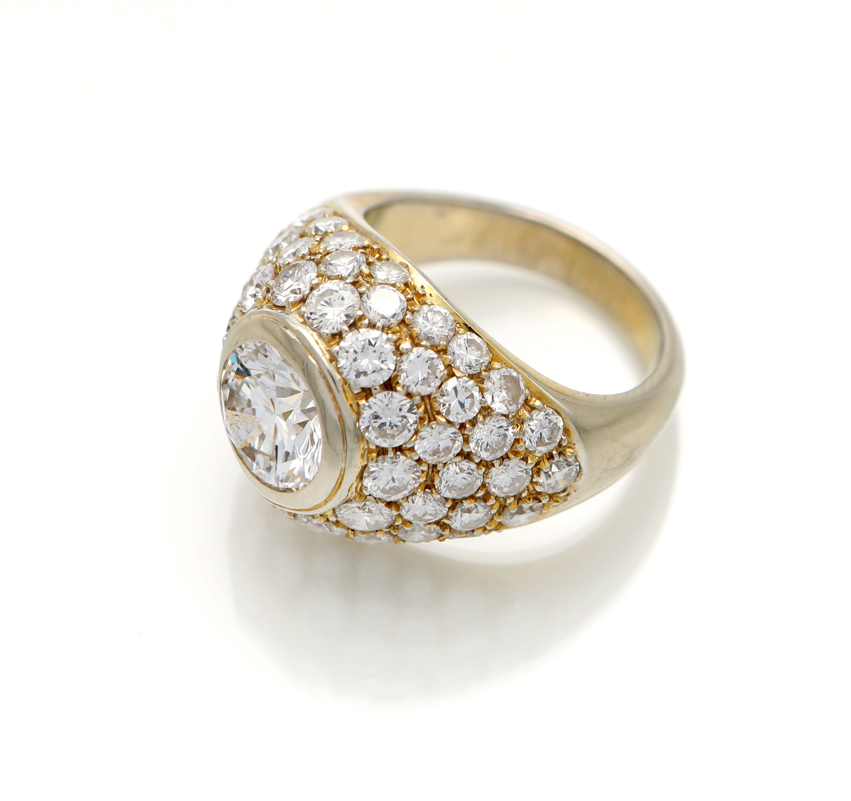 Anello Chevalier in Oro, Brillante Solitario e Brillanti