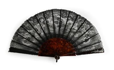 Ventaglio in rodoide con merletto Valenciennes nero entro custodia