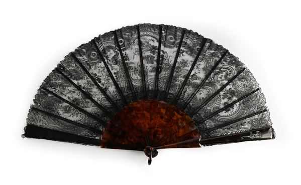 Ventaglio in rodoide e merletto Valenciennes, entro custodia  - Auction Time Auction - Antiques: Furniture, Accessories, Prints and Porcelain - Casa d'Aste Arcadia