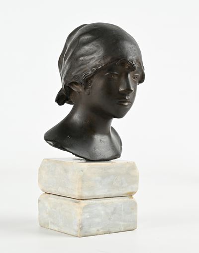 Testa di giovane contadina in bronzo