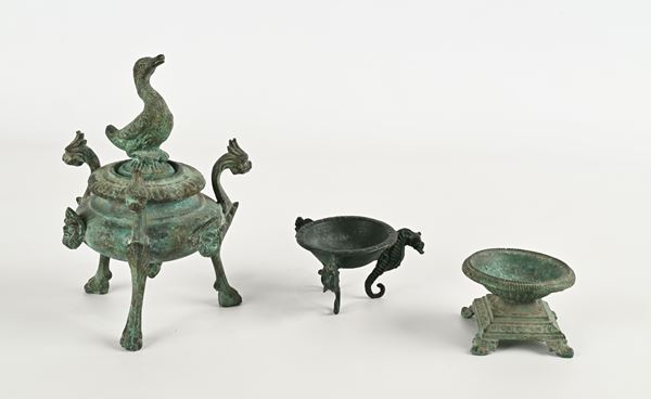 Lotto composto da un bruciaprofumi, un tripode con ippocampi ed una vaschetta - riproduzioni dall'antico