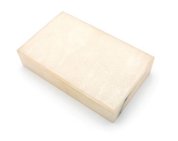 Scatola rettangolare in alabastro intagliato, Artigianato di Volterra, Toscana, XX secolo