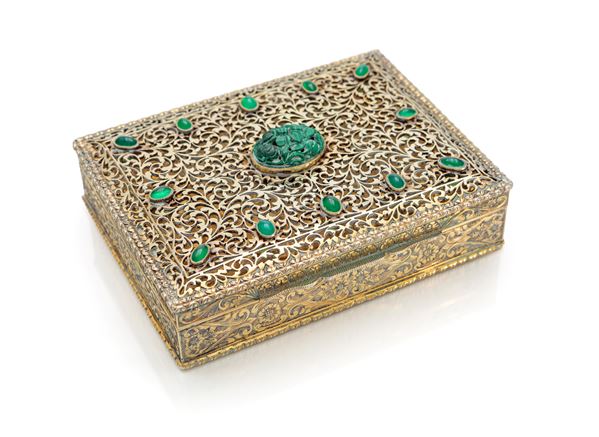 Scatola in argento dorato, gemme verdi e malachite intagliata; bollo fascio
