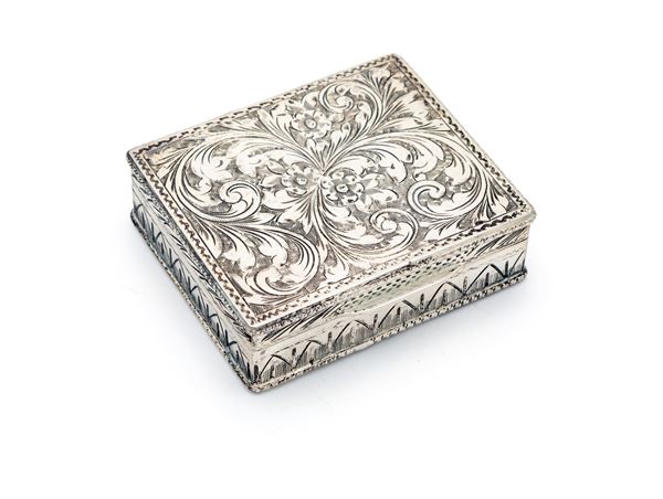 Scatolina rettangolare in argento con volute vegetali incise