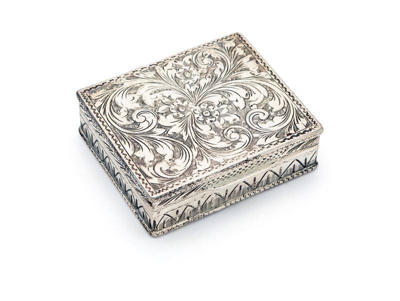 Scatolina Rettangolare in Argento con Volute Vegetali Incise