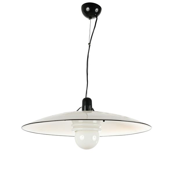 Lampada a sospensione in vetro bianco e metallo smaltato nero
