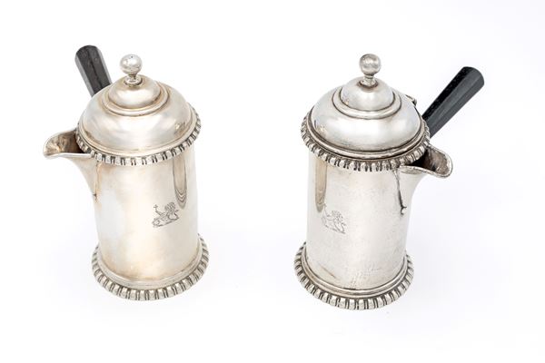 Coppia di cioccolatiere egoiste in argento, Londra 1907
