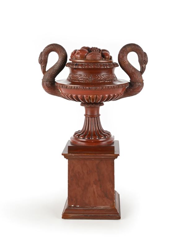 Centrotavola in marmo rosso, seconda metà del XIX secolo