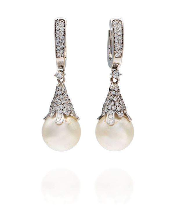 Coppia di orecchini pendenti, perle e brillanti