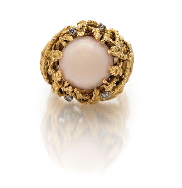 Anello in oro, corallo e brillanti