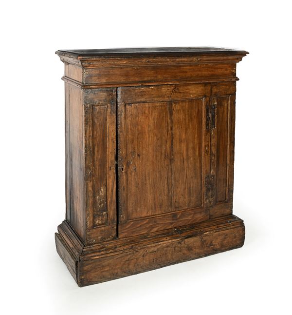 Credenzino assemblato con legni antichi