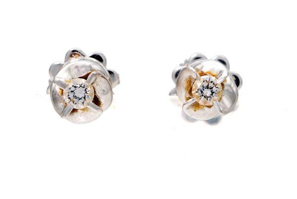 Damiani, coppia di orecchini in oro e brillanti