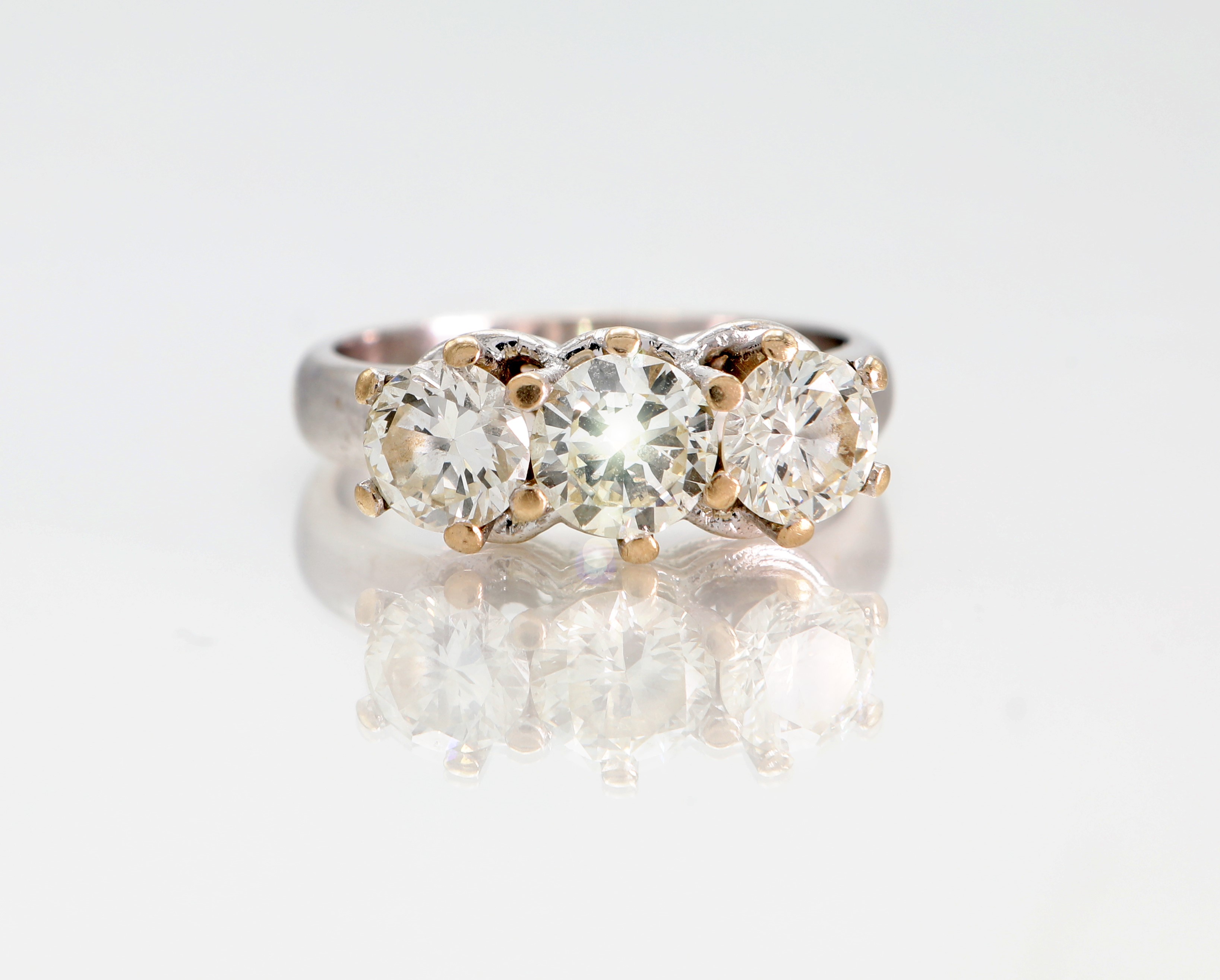 Anello trilogy in oro e brillanti